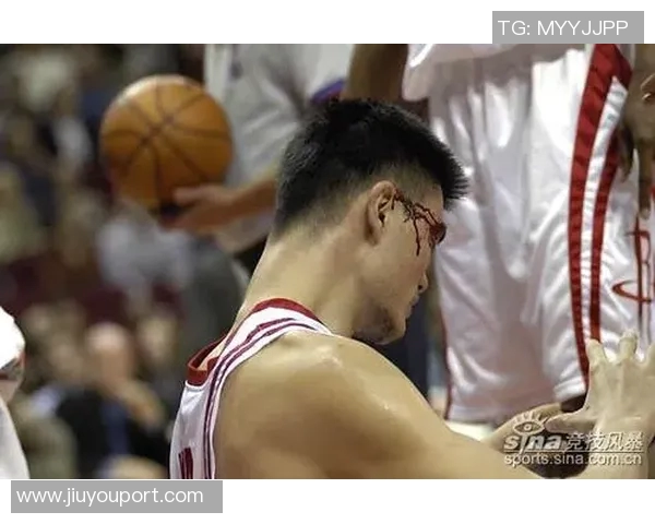 姚明在赛场上展现绝佳技艺令对手无奈屈服人仰马翻的精彩瞬间