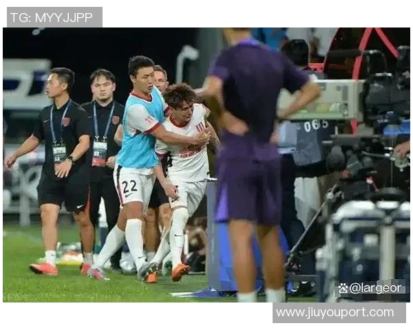 中超精彩对决多特蒙德逆转波尔图引发全场热烈反响 中超精彩对决多特蒙德逆转波尔图引发全场热烈反响