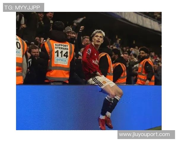 英超焦点战曼联逆转利物浦红牌争议引发热议与转会传闻