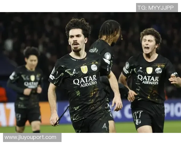 国王杯精彩对决巴黎圣日耳曼五球大胜曼联全场沸腾瞬间回顾